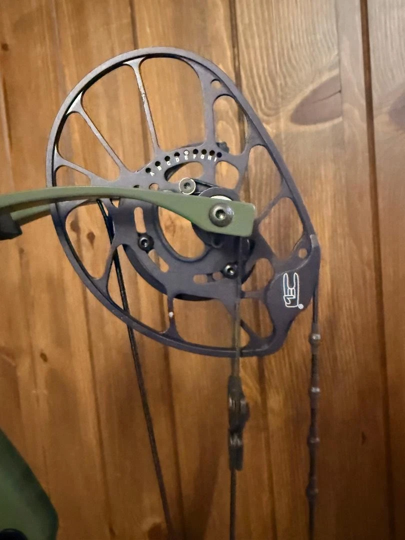 PSE Nock 30 E2 Cam GREEN 70 Pound PSE CARBON BOW 27-31" Draw - Image 2